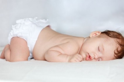 Este posibil ca un nou-născut să doarmă pe stomac cu argumentele pro și contra, opiniile pediatrilor