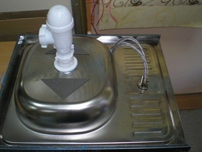 Товарителница мивка в кухнята на podstole сглобяването и монтажа на стъпки