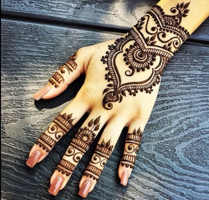 La vârful popularității în vara anului 2017! Mehendi - pictura corpului de henna