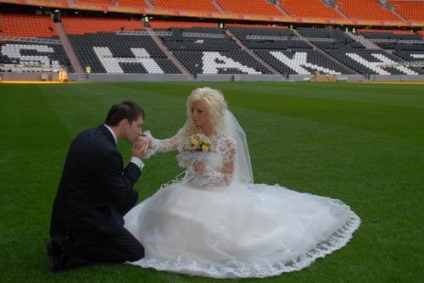 Pe teren - Donbass arena - primii mireni au sampanie (foto)