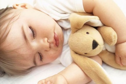 Nou-născutul își deschide ochii în timpul somnului