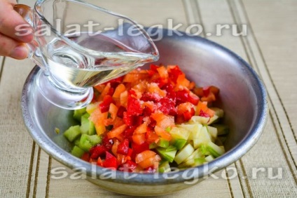 Salată picantă - condimentată - din roșii verzi pentru iarnă, o rețetă cu dovlecei și piper dulce