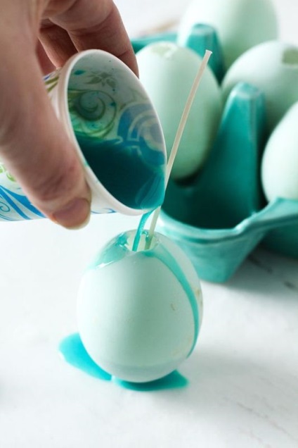 Húsvéti gyertya formájában tojás kezük