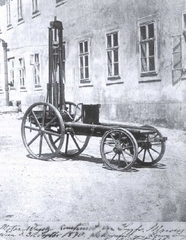 Az első autók, mint egy kocsi kerekei vált mercedes