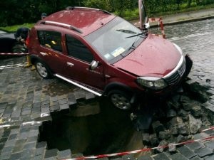 Am căzut într-o gaură pe drum și am afectat consecințele auto