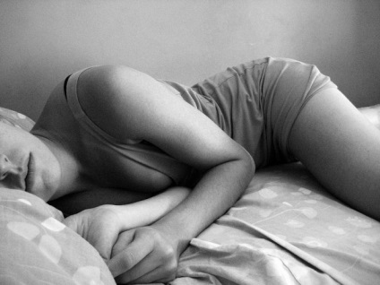Megfelelő testhelyzet alvás közben a hátán, a hasán, az ő oldalán