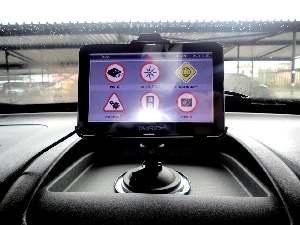 Avantajele navigatorului auto cu televizoare, tablete computere