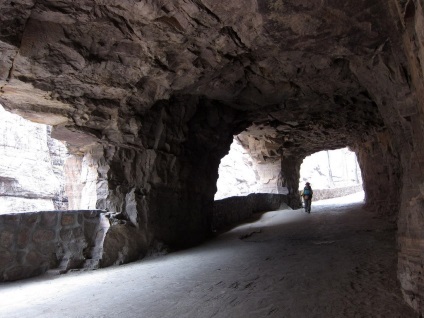 Un tunel capricios sculptat într-o stâncă - călătorim împreună