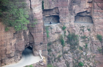 Un tunel capricios sculptat într-o stâncă - călătorim împreună