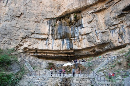 Un tunel capricios sculptat într-o stâncă - călătorim împreună