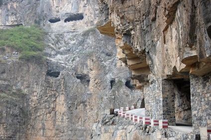 Un tunel capricios sculptat într-o stâncă - călătorim împreună