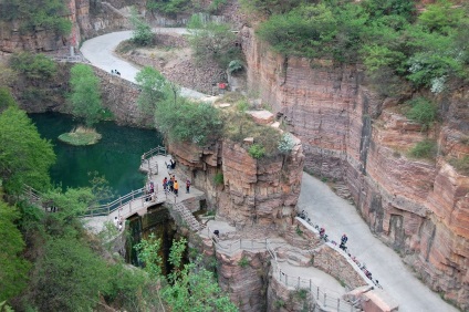 Un tunel capricios sculptat într-o stâncă - călătorim împreună