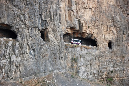 Un tunel capricios sculptat într-o stâncă - călătorim împreună