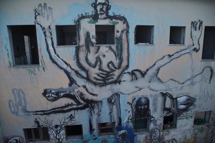 Vino și pictează ca un fără adăpost transformat o fabrică abandonată într-un muzeu de graffiti