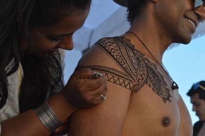Henna pictează tendința bărbaților noi în acest sezon