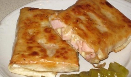 Lavash roll cu cârnați și brânză