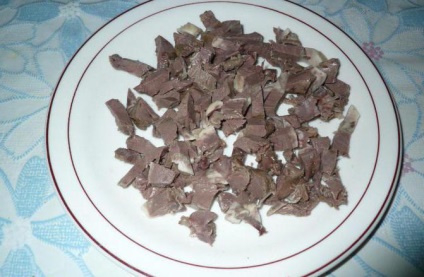 Salată de prinț negru cu carne de vită, pui și alte produse