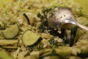 Salată proaspătă de varză cu rețetă de castravete cu o fotografie foarte delicioasă