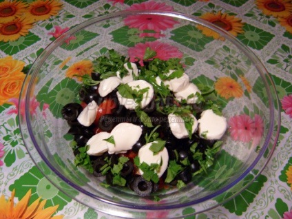 Saláta „gyöngyszemei” mozzarella, olajbogyó és koktélparadicsommal