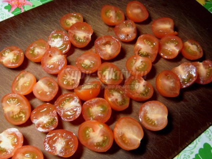 Saláta „Gems” mozzarella, olíva és koktélparadicsommal ( „Gems” saláta) Saláta „gyöngyszemei” mozzarella, olajbogyó és koktélparadicsommal