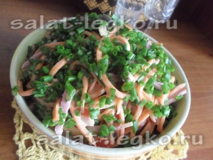 Salată cu pui afumat, brânză și rețetă morcovă coreeană cu fotografie