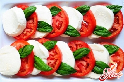 Salată cu mozzarella și roșii