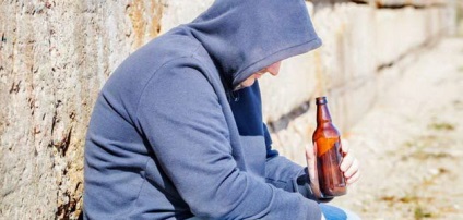 Simptomele alcoolismului de bere la bărbați și femei din stadiu și simptomele acestora