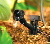 Sistemul de irigare prin picurare în seră este un exemplu de dispozitiv cu mâinile tale, o grădină și o grădină