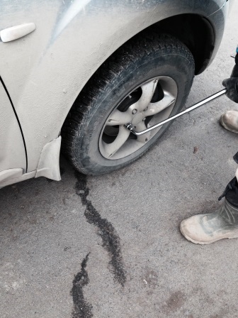 Levétele és cseréje az első fékbetét Mitsubishi Outlander XL saját kezűleg