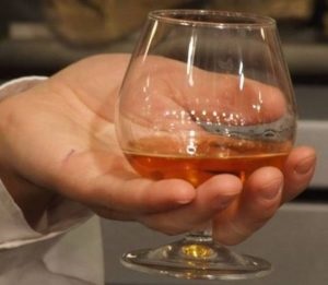 Interpretarea ochelarilor și a cristalului de sticlă de vin într-un vis pentru a vedea ceea ce visează