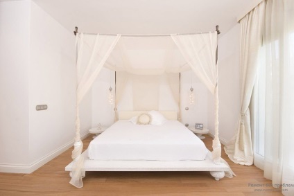 Dormitor în culori deschise interior și design de cameră în culoarea albă, idei interesante