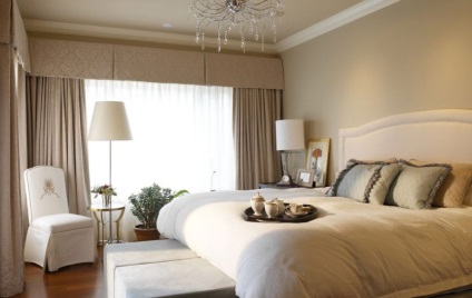 Dormitorul în culorile luminoase are un design confortabil și delicat pentru 90 de fotografii