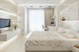 Dormitorul în culorile luminoase oferă un design confortabil și delicat pentru 90 de fotografii