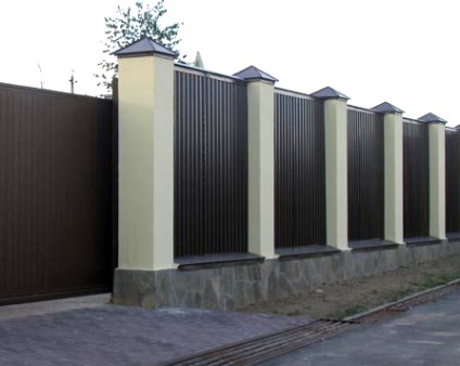 Construcția unui gard monolit din beton, cărămizi și policarbonat