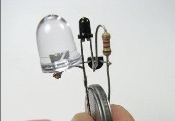 LED bekapcsol magát a sötétben, hogyan lehet a saját kezét