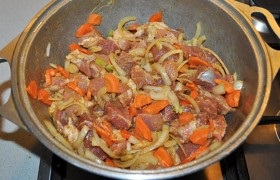 Carne de porc cu castraveți în sos de muștar - fotorecepție pas cu pas