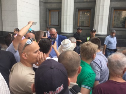 Ukrán nacionalista dobta a füst bombák az épület a Verhovna Rada, naspravdi