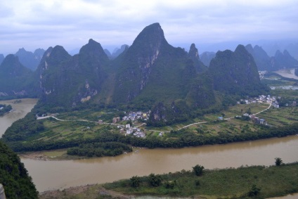 Yangshuo este un mic oraș în dealuri