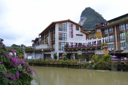 Yangshuo este un mic oraș în dealuri