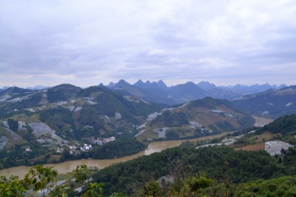 Yangshuo este un mic oraș în dealuri