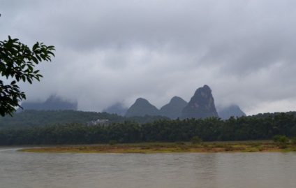 Yangshuo este un mic oraș în dealuri