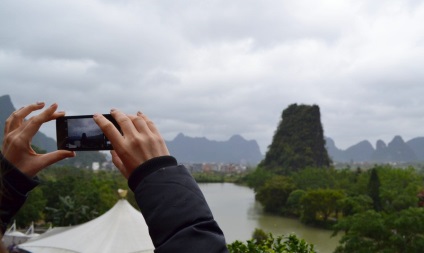 Yangshuo este un mic oraș în dealuri