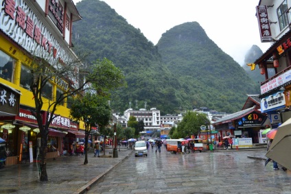 Yangshuo este un mic oraș în dealuri