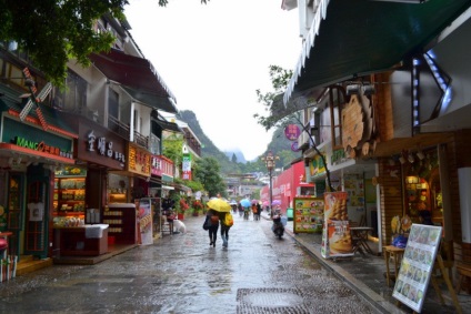 Yangshuo este un mic oraș în dealuri