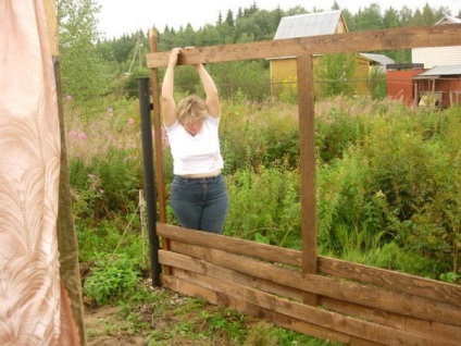 A kerítés készült táblák, hogyan kell felépíteni egy sétány rack a kezét, telepítési útmutató, fotók és az ár -