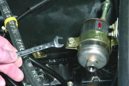 Înlocuirea filtrului de combustibil pe o vază 2107 cu un motor injector