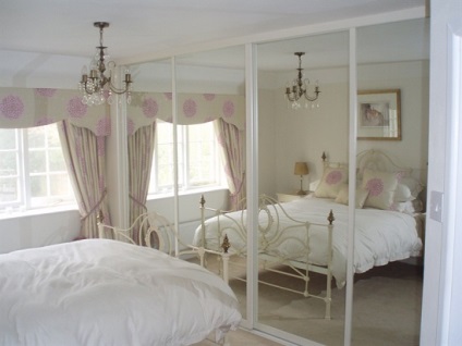 Zonarea și plasarea de mobilier într-un dormitor îngust, interioare de fotografie, precum și sfaturi despre cum să decoreze