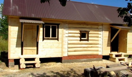 Baie cu un hozblokom sub un singur acoperiș proiectează cu un hambar și o toaletă, un pădure de lemn