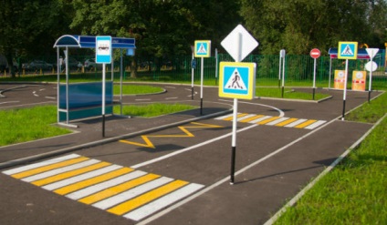 Gyermekek avtogorodki és oldalak jelzőtáblák gyerekeket tanítani közlekedési szabályok iskola és óvoda -