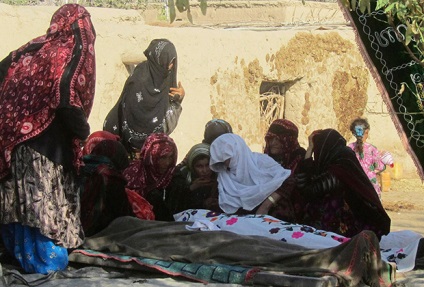 Femeile vechi vechi și tinerii afgani împușcă jihadiștii ca societatea câinilor